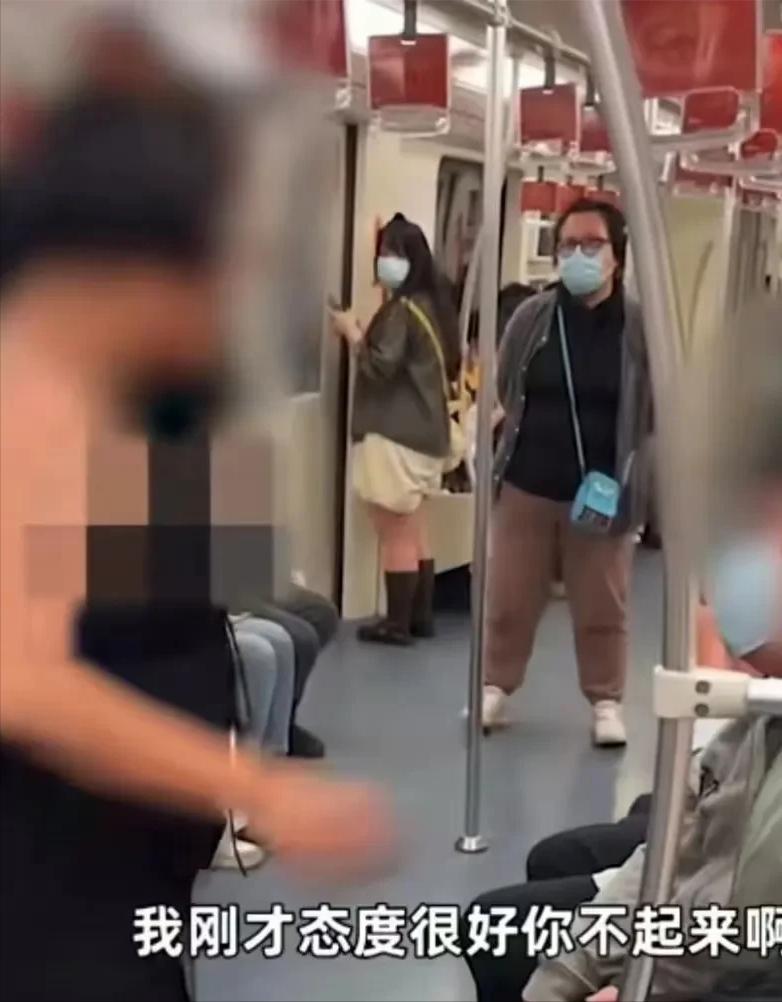 要点脸行吗？上海，男子下班后，坐地铁回家，途中被一名孕妇要求给她让座，男子刚要起
