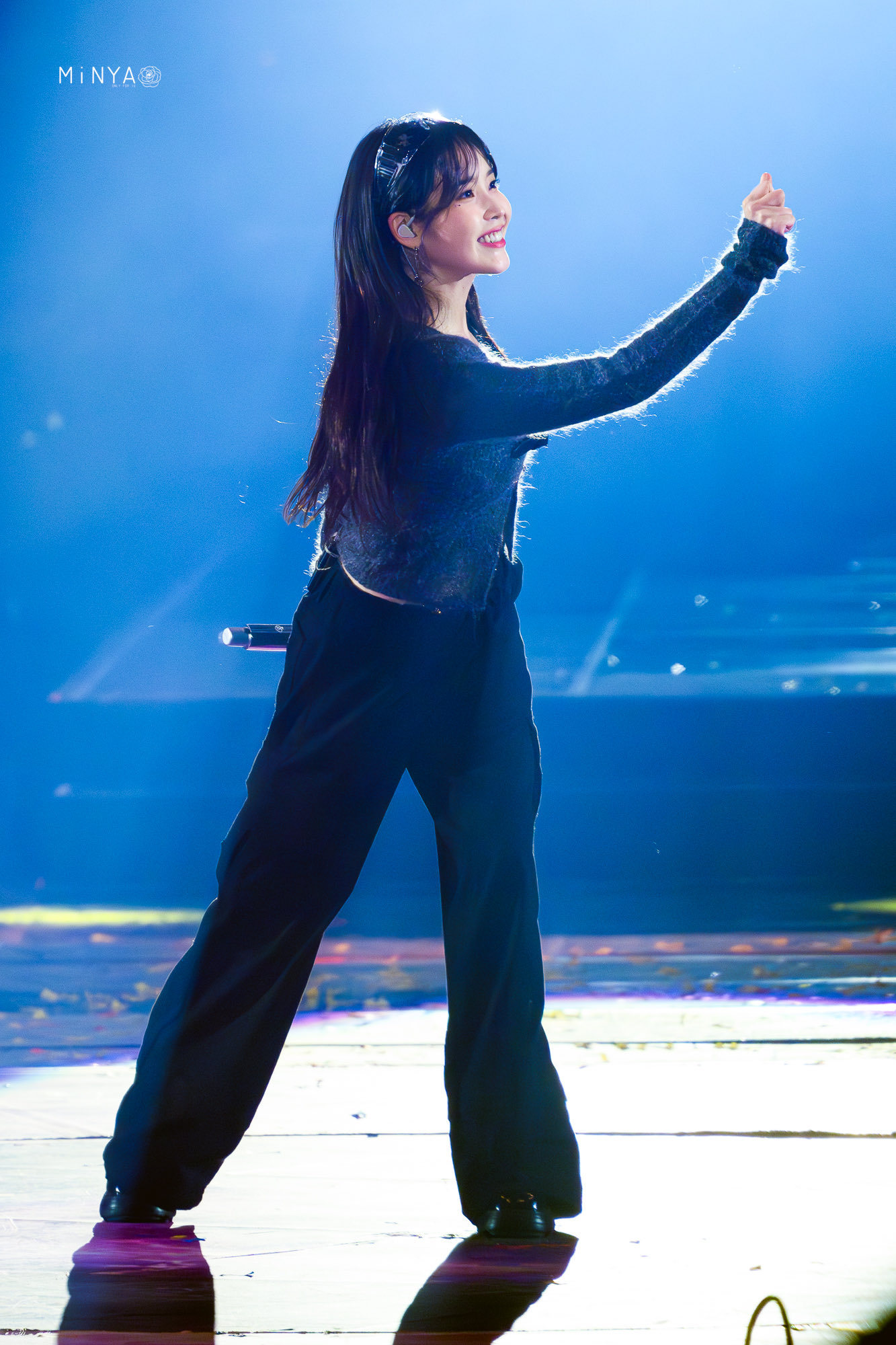 IU 想念这个帅气女人cr.logo 