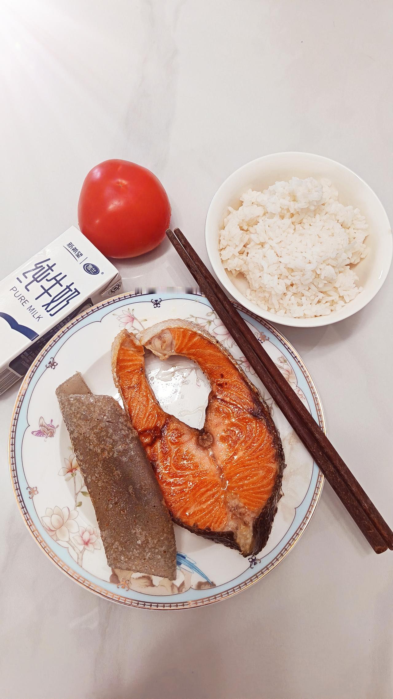 今天最开心的事就是最近给老公做的减脂餐收获满满，他减掉了12斤了，内脏脂肪下降一