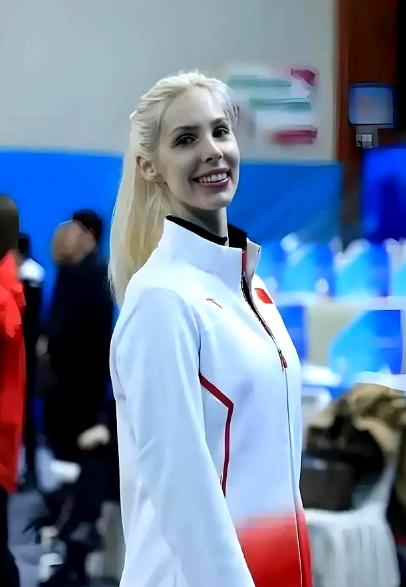 “不给参赛就让中国赢！”3年前因俄乌冲突，俄罗斯体操女王被禁赛，她毫不犹豫转身加