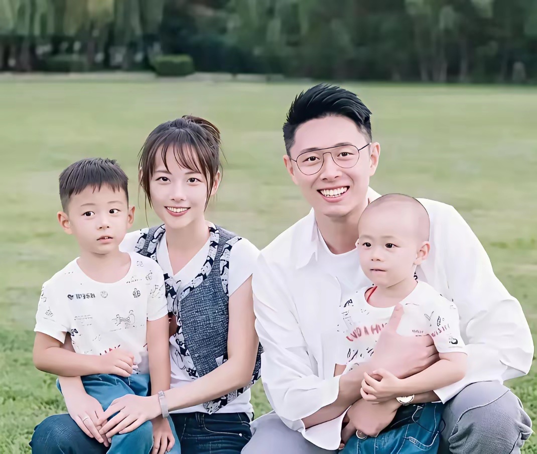 买超家族资产过十亿，名下有13家企业。但他前妻张嘉倪等了8年没等到一场婚礼。新认