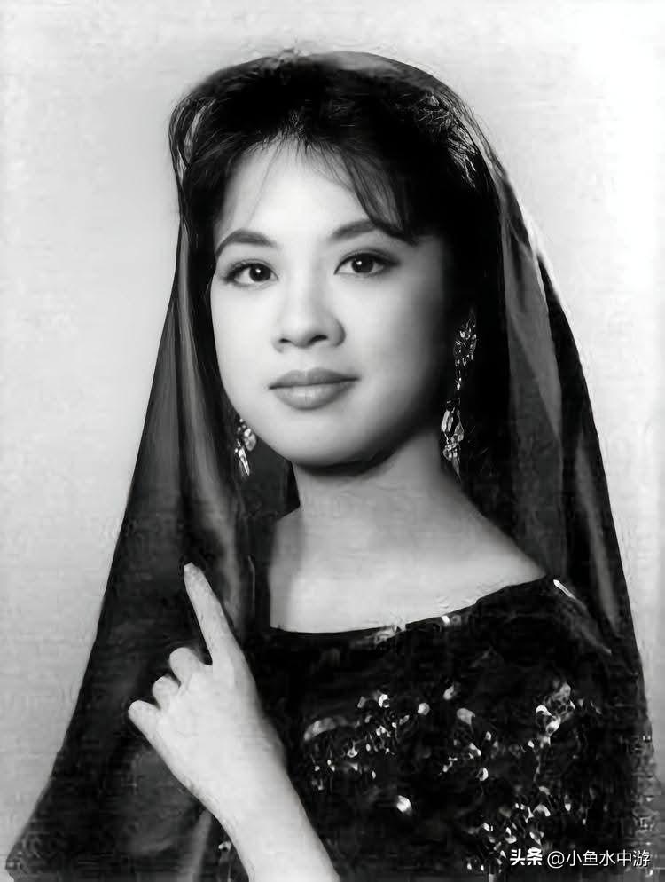 小野猫“钟情”长相酷似张瑛太太“杨茜”……
 
钟情（1933年6月12日－，英