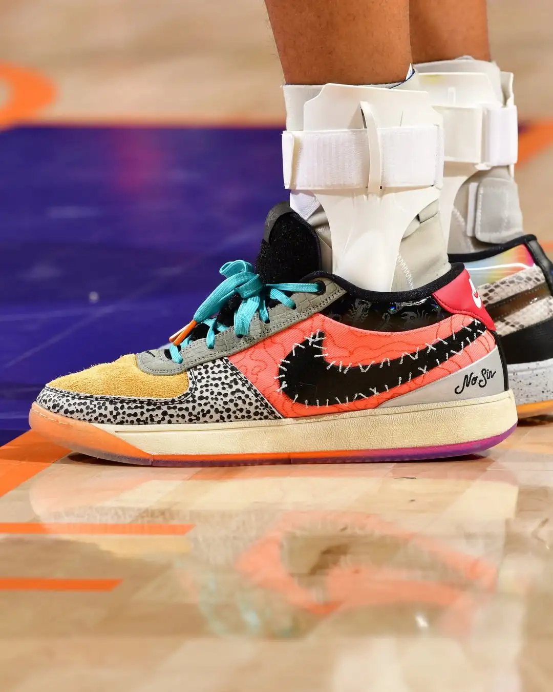 库里穿着“What The”配色BOOK1得到15分9篮板7助攻1抢断惜败太阳