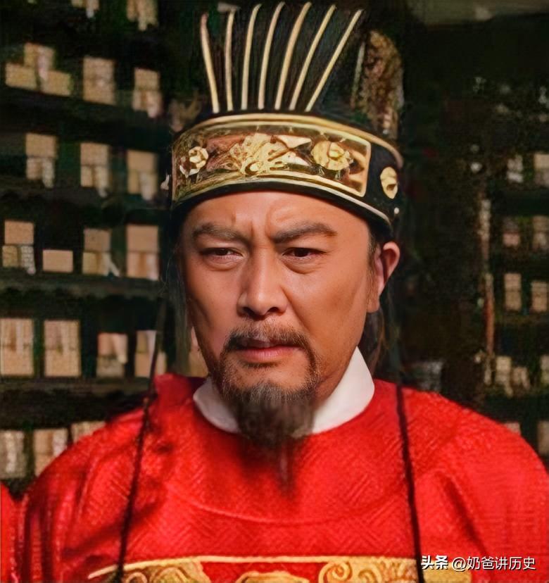 万历喝醉酒，打了一个宫女，被张居正告到了太后那里，然后万历跪了一夜，太后还吓唬要