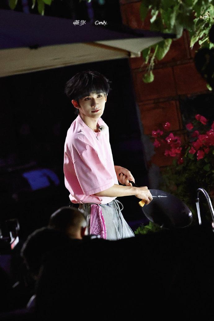 余宇涵粉T发带look   余宇涵一路繁花居家型弟弟 余宇涵粉T发带look，余