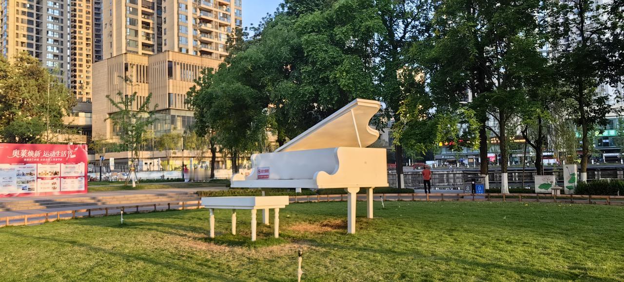 [吃瓜群众]大渡口公园，靠着万象汇一侧，有个钢琴🎹雕塑[思考]虽然不够写实，但