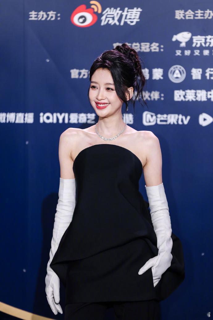 孙怡走红毯还在回复曾沛慈 孙怡刚走完电影之夜的红毯，就立马回复了曾沛慈，爱你的人