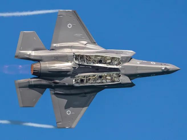 以色列防务企业埃尔比特系统宣布，正为以军开发可搭载于战机及军用直升机的空基激光武