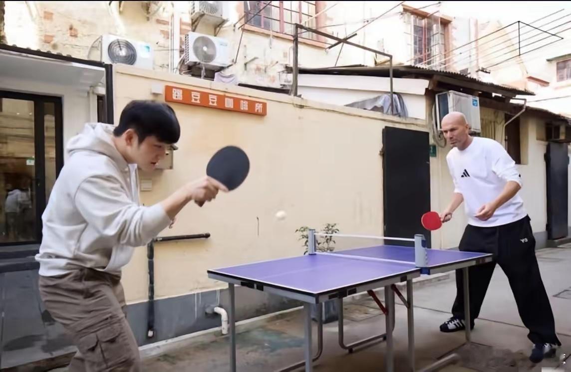 齐达内晒和樊振东打乒乓照樊振东与齐达内打乒乓球了！齐达内在自己国外社交媒体上晒出