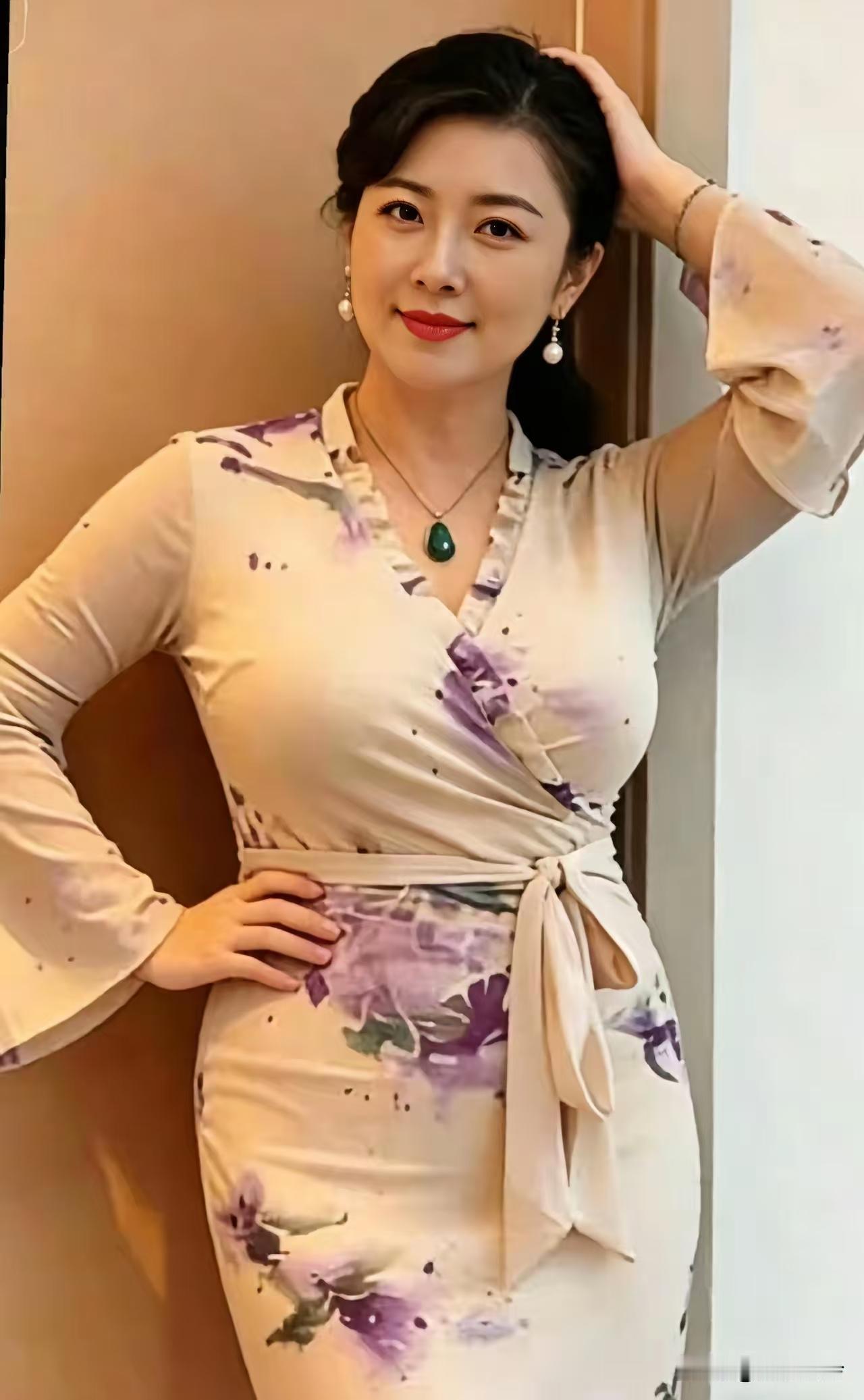捣炼子.心韵长青
年华老，意从容，
心若澄明万事空。
恰似古柯临翠风，
身姿犹自
