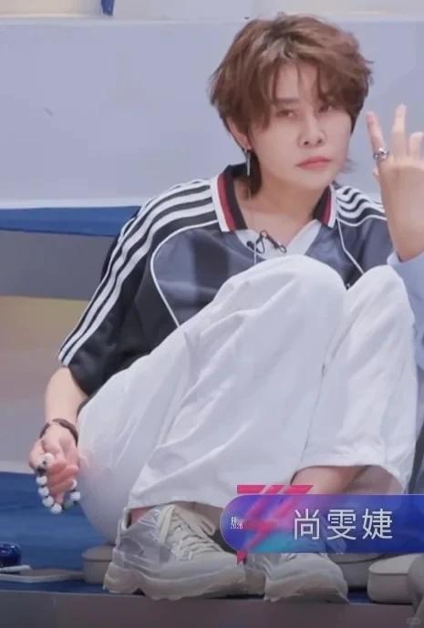 王濛瘦成鹿晗了 濛主在浪姐减肥营瘦成爱豆了这个冷脸濛真是纯帅啊！ 
