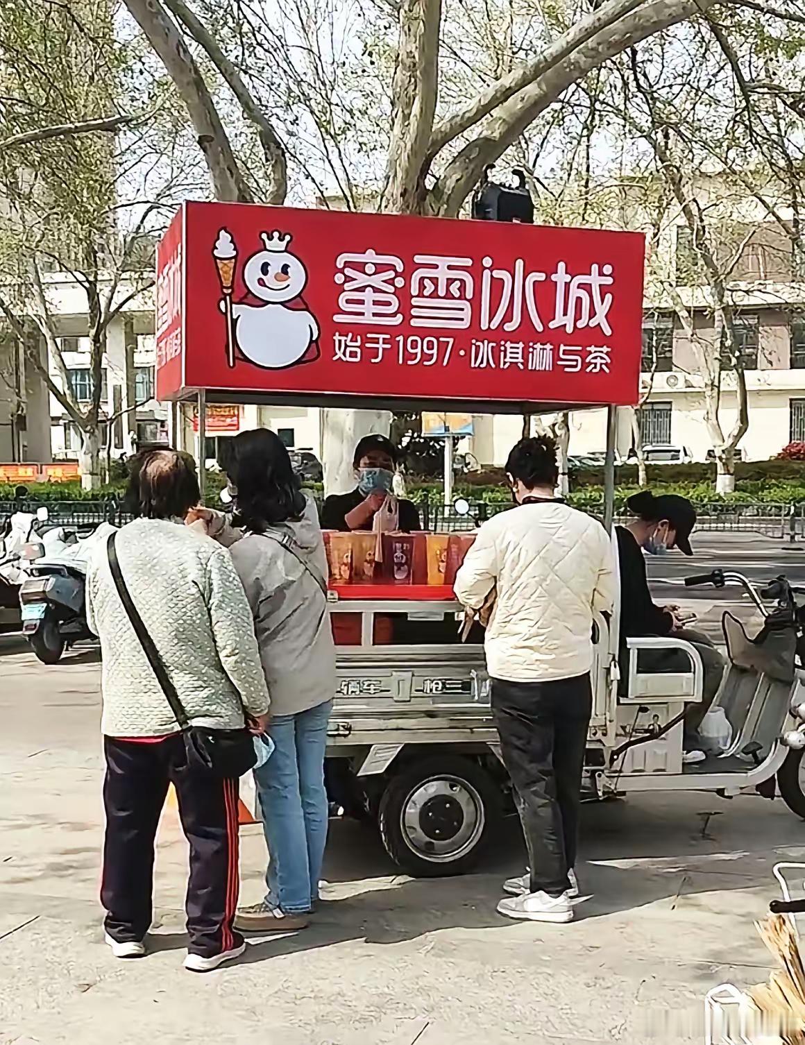 蜜雪冰城头都大了，到底该不该管？ ​​​