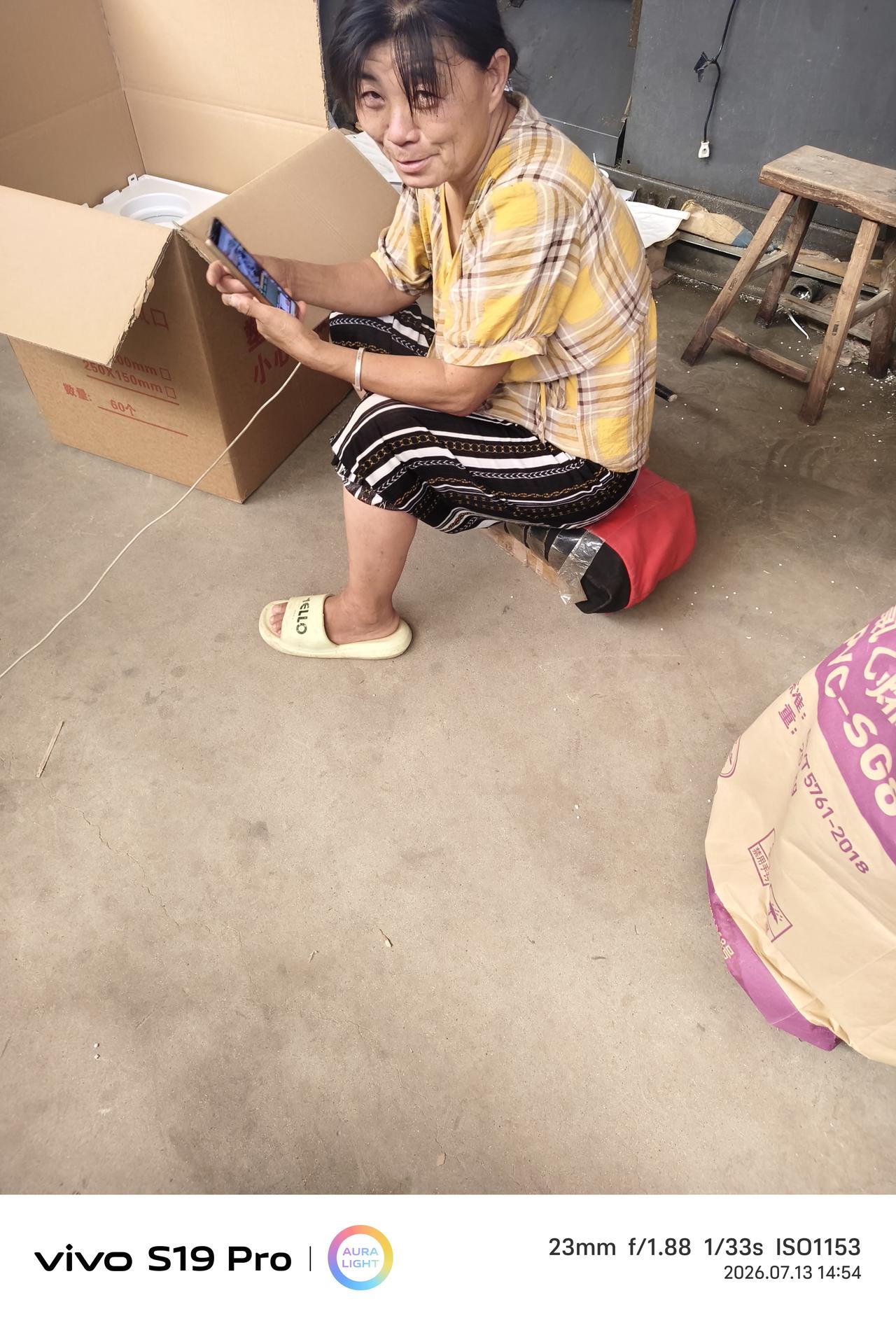 这位姐妹属于顽固不化型的女人，说了八百遍上班期间不许穿拖鞋，刚改了一天今天又穿拖