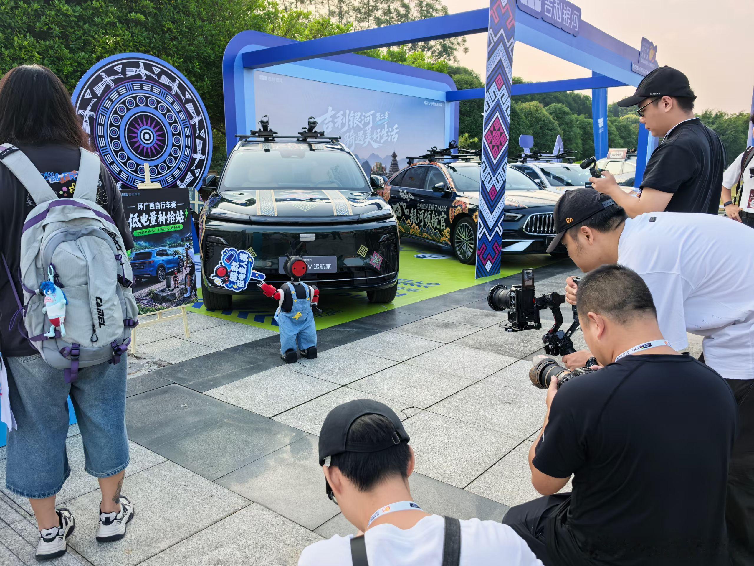 2026环广西世巡赛今天开赛了，吉利银河 做护航车队，也给来广西骑自行车的老外们