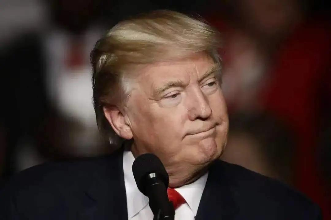 特朗普十分厉害地，把美国带进了进退两难的经济也即将崩盘的境地，百年不遇的困境，美