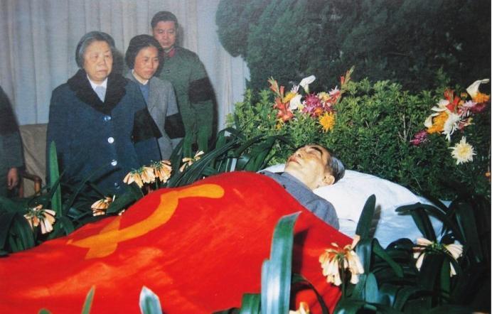 周总理去世3小时后，遗体被医生解剖研究！发现肝、肺、大脑都形成了恶性肿瘤，而当年