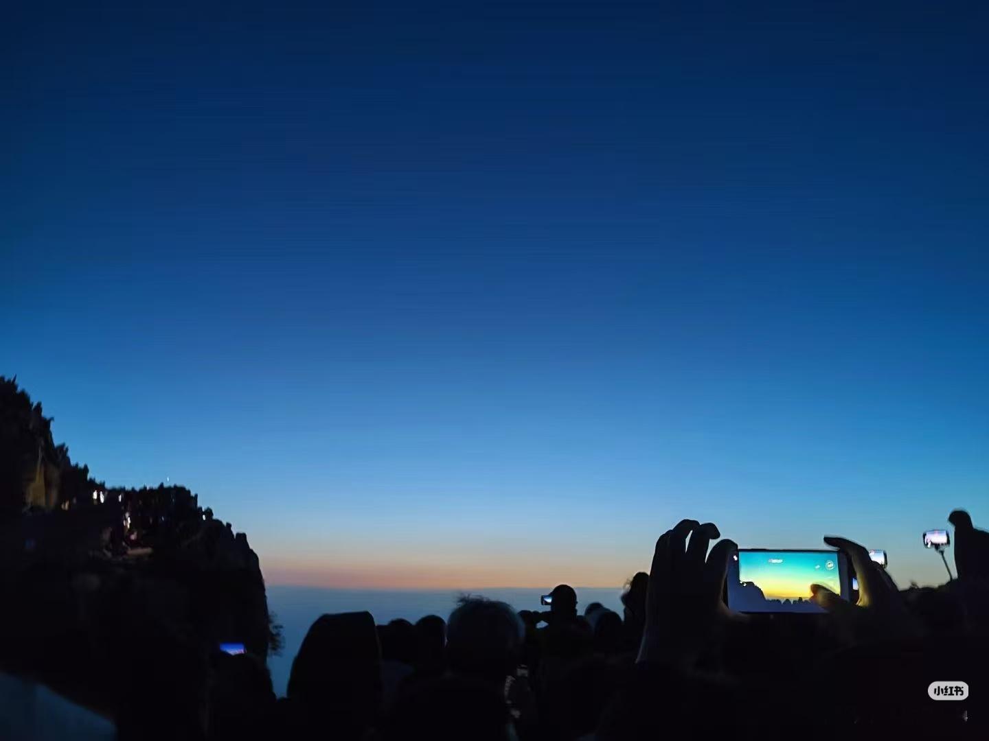 泰山之巅挤满看日出的人 我曾经跨过山和大海，去看那人山人海场面也太壮观太热闹了瞬