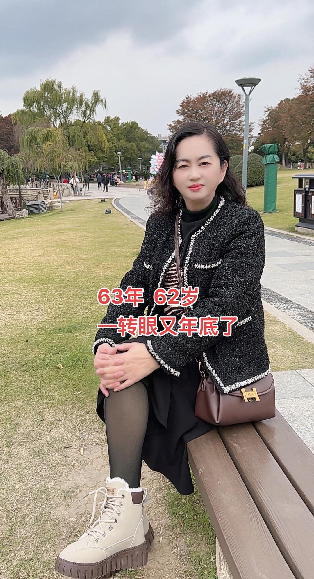 <p>穿搭分享 小香风羽绒服 时髦有风度依然有温度  冬天就要保暖又好...