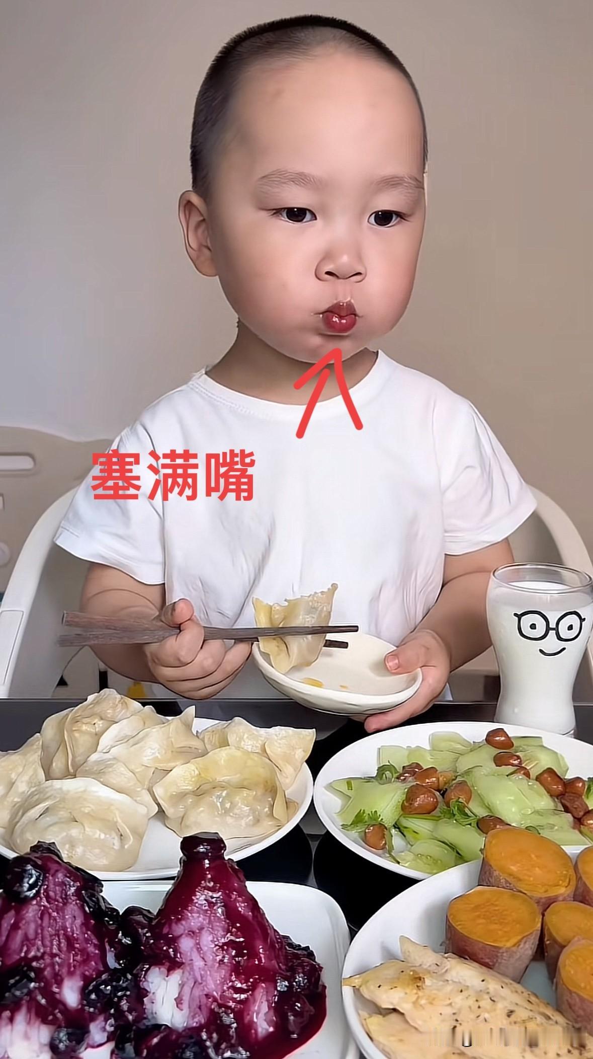 米乐妈妈有嘴也说不清了，
现在网上都说她儿子7岁，
就连性别都是假的，是女孩。