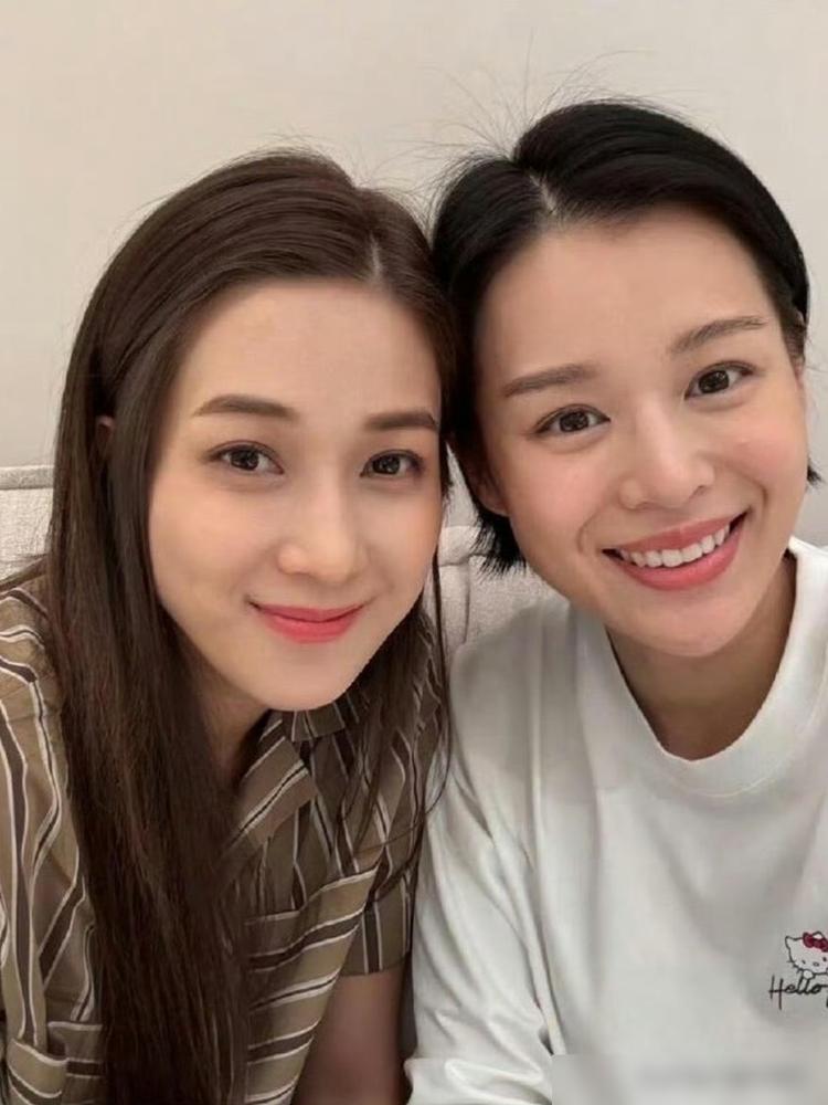 港星北上捞金，住千万豪宅，胡杏儿却带全家挤香港鸽子笼，连餐厅都摆不开，这算盘打得