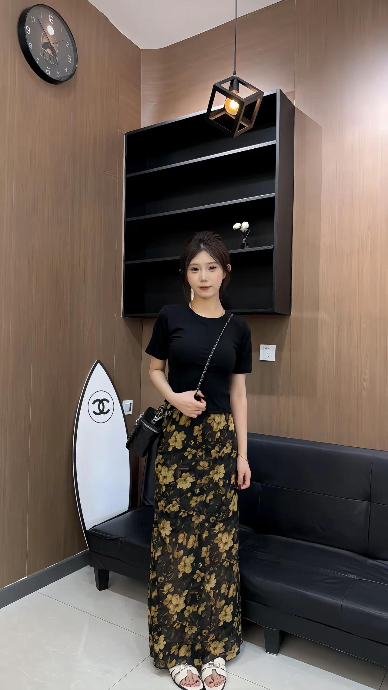 黑色碎花长裙穿搭