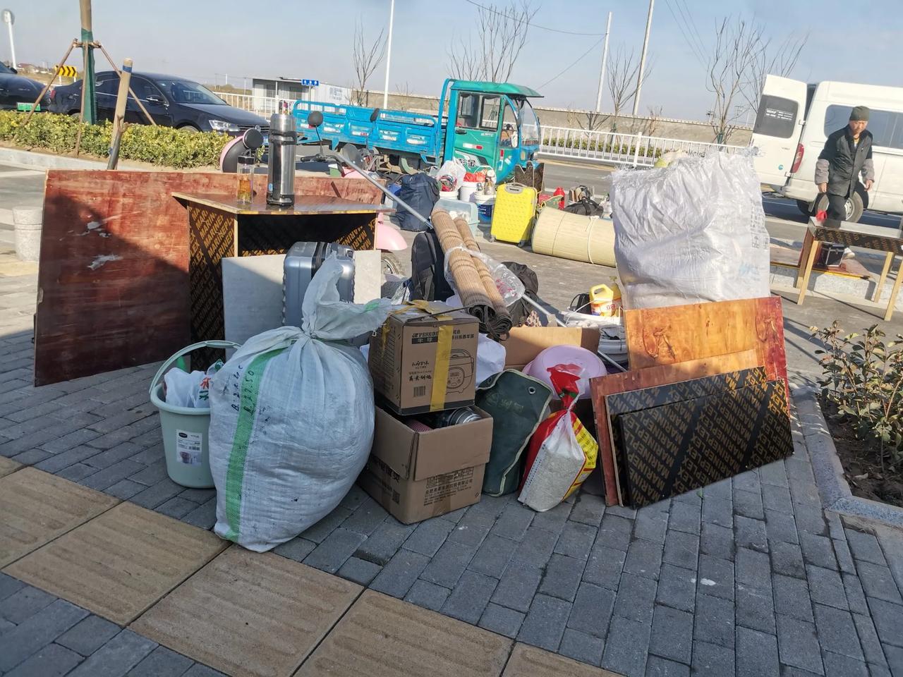 这就是打工人的真实写照，道出了多少打工人的心酸。
一床破被天下游
建筑工地度春秋