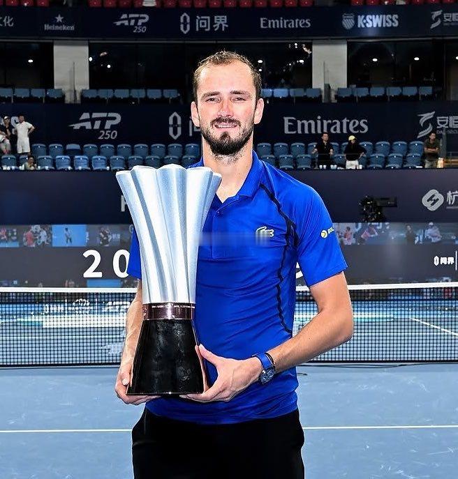 📍梅德韦杰夫🇷🇺在不同的比赛中赢得了24个🏆中的23个：🏆ATP 25