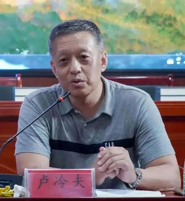 一颗诗心若纯粹，轮回四季有春风。
——1、步卢冷夫老师《咏海棠》韵(外十首)
李