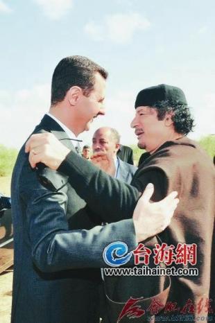 巴沙尔和卡扎菲合影，他们下场都不好，一个死了，一个被判死刑，也是难兄难弟了。