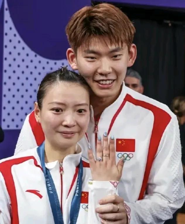 黄雅琼人美球靓，是许多球迷眼中的女神。奥运会混双比赛结束，男友刘雨辰马上向黄雅琼