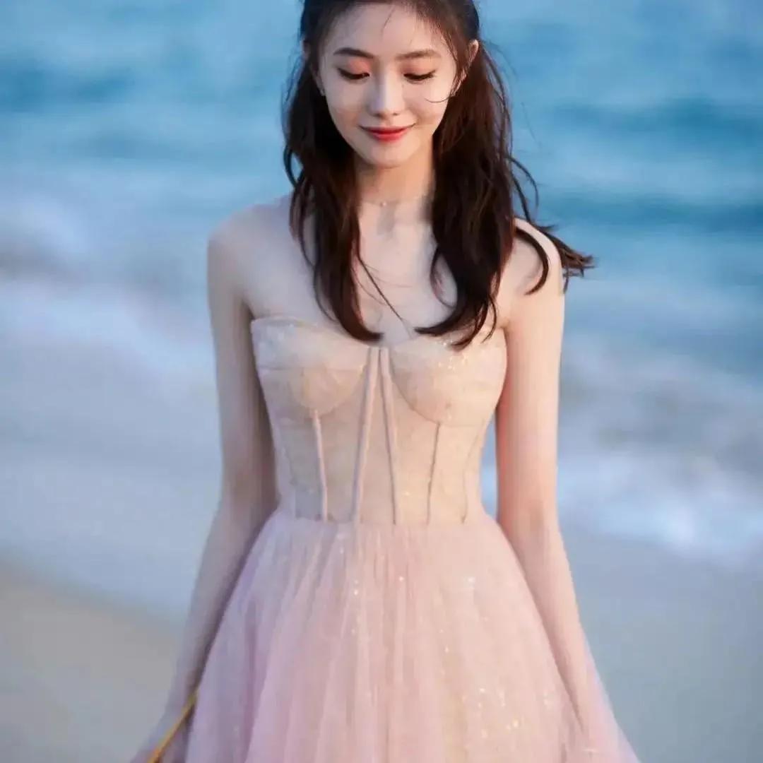 海边的浪漫少女，粉色礼服闪耀迷人！🌊✨海边花海少女 海边白衣少女 温柔蓝裙少女