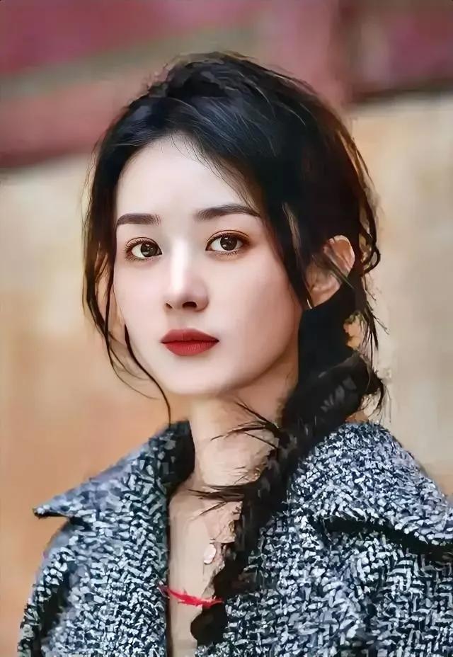 赵丽颖
眼睛越来越大了，
鼻子越来越高了，
脖子越来越长了，
脸型越来越完美了，