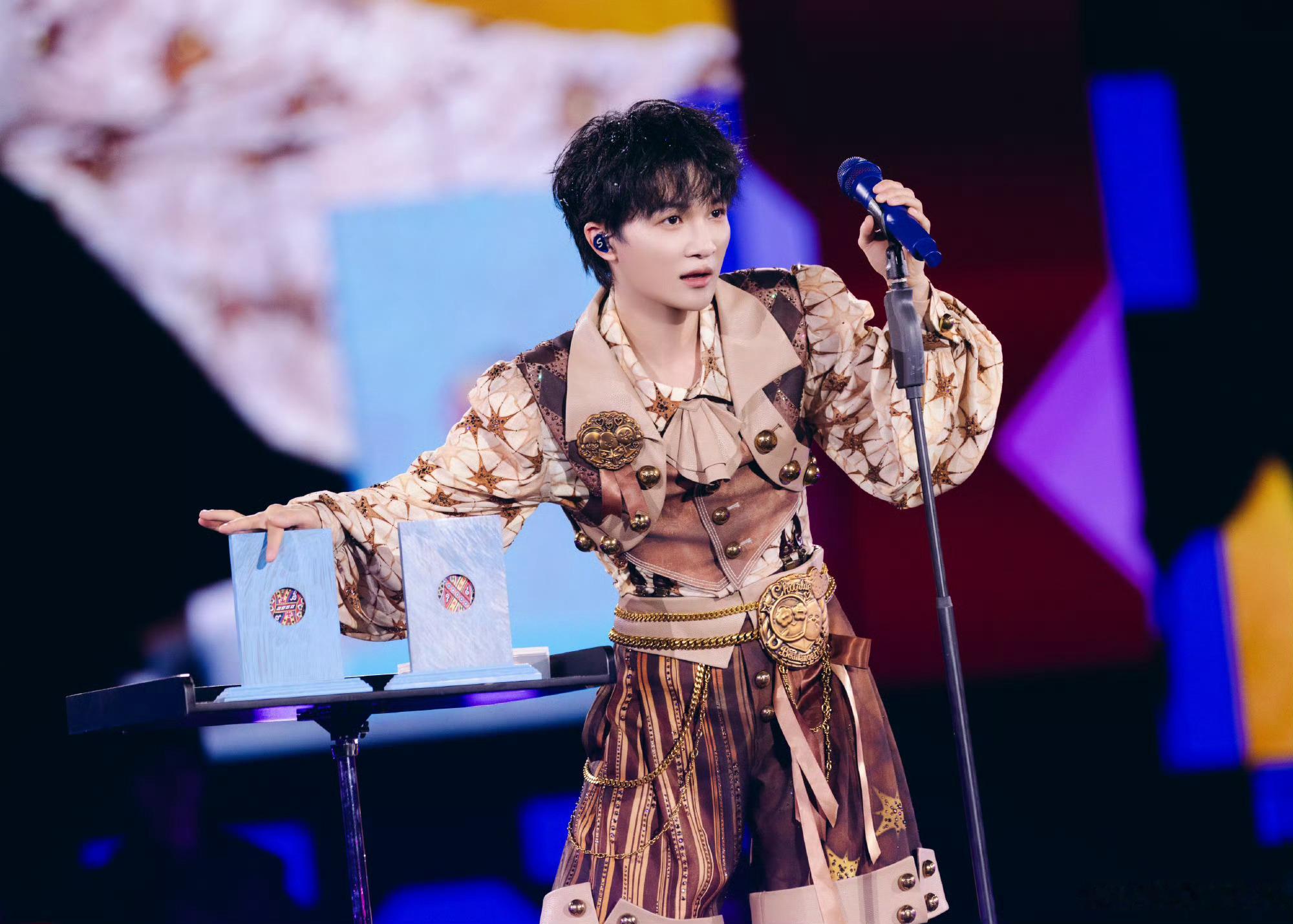 天赐导演cue周深《天赐的声音》周深的舞台总能被回忆 