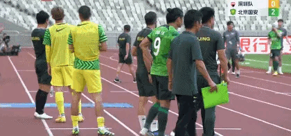 打门将球打飞；[笑哭]打门将，球打飞；[笑哭]打门，将球打飞。[笑哭]张玉宁归来