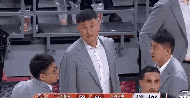 杜锋指导被吹了一个技术犯规，他对洛夫顿进球后还碰球感到不满。正常来说，进攻方进球