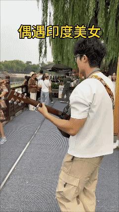 偶遇印度美女
 吉他弹唱 印度
