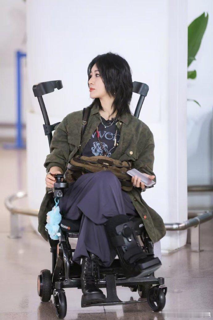 尚雯婕也闯进战损赛道了巴黎合伙人名场面巴黎合伙人战损赛道再添一员猛将！尚雯婕拄拐