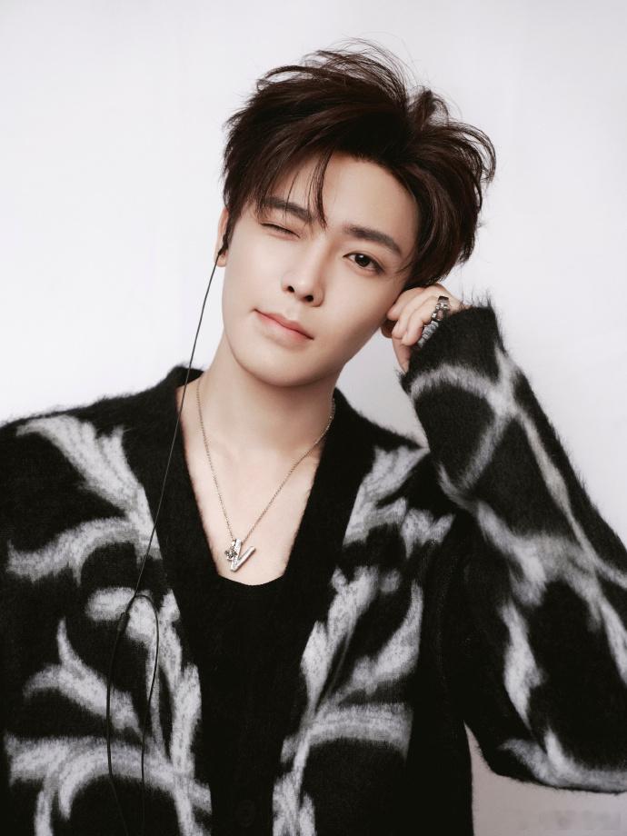 #侯明昊U领黑色内搭# 侯明昊U领黑色内搭，大长腿屏幕都快装不下了，好帅呀，简直