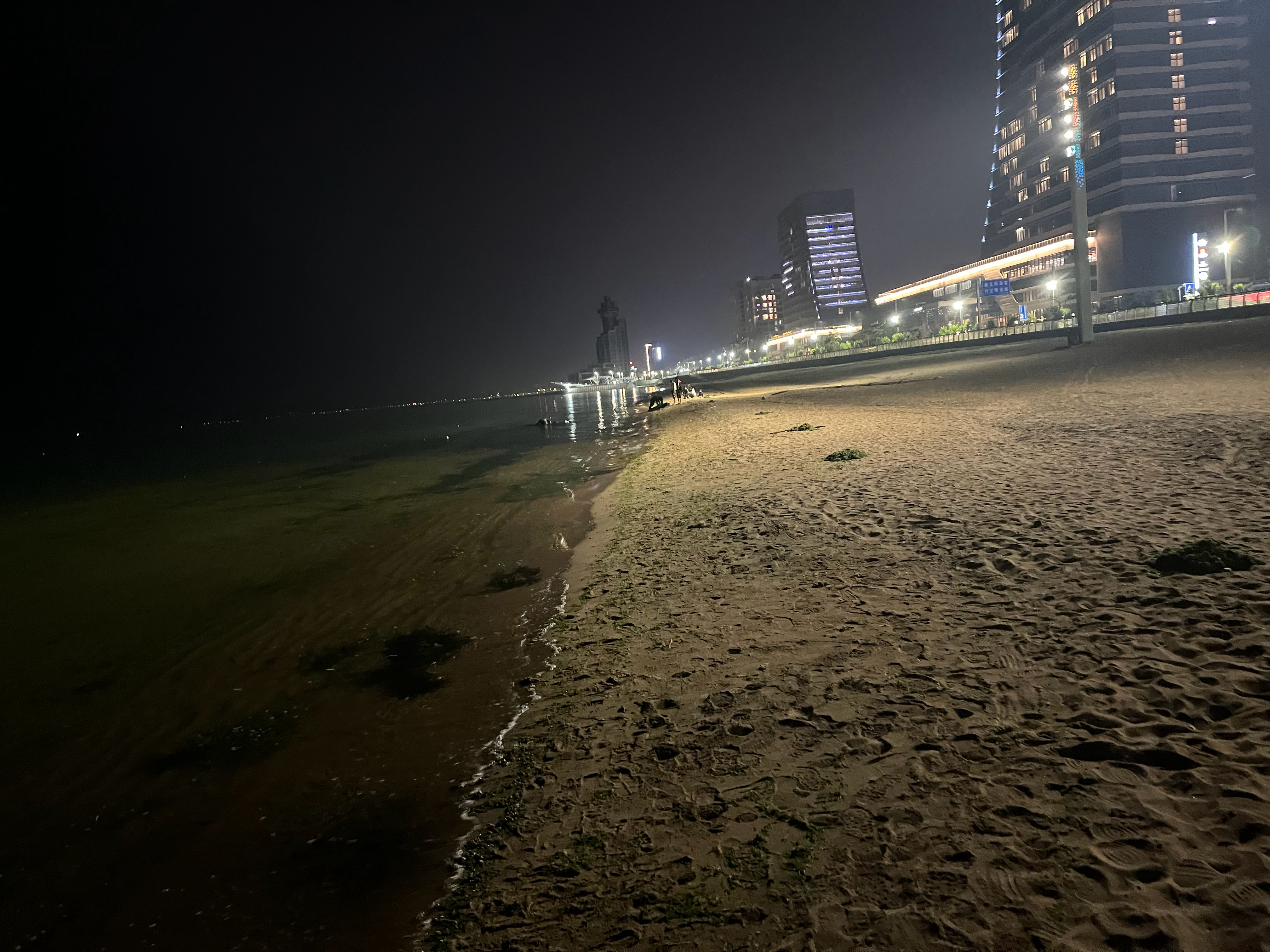 一半海水，一半沙滩  ​​​