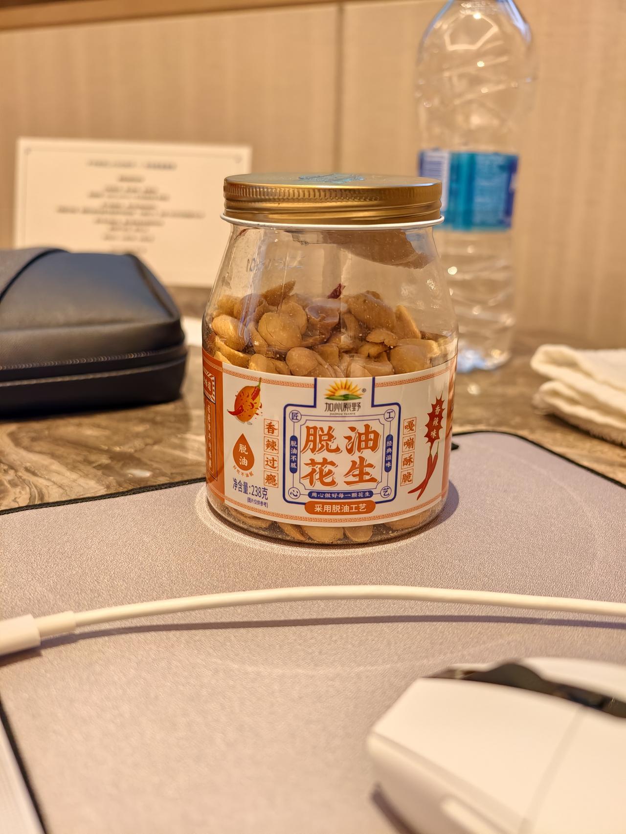 杭州真的没啥可吃的
​睡了一觉突然馋花生了
刚好酒店门口有商场

除了花生，俺还