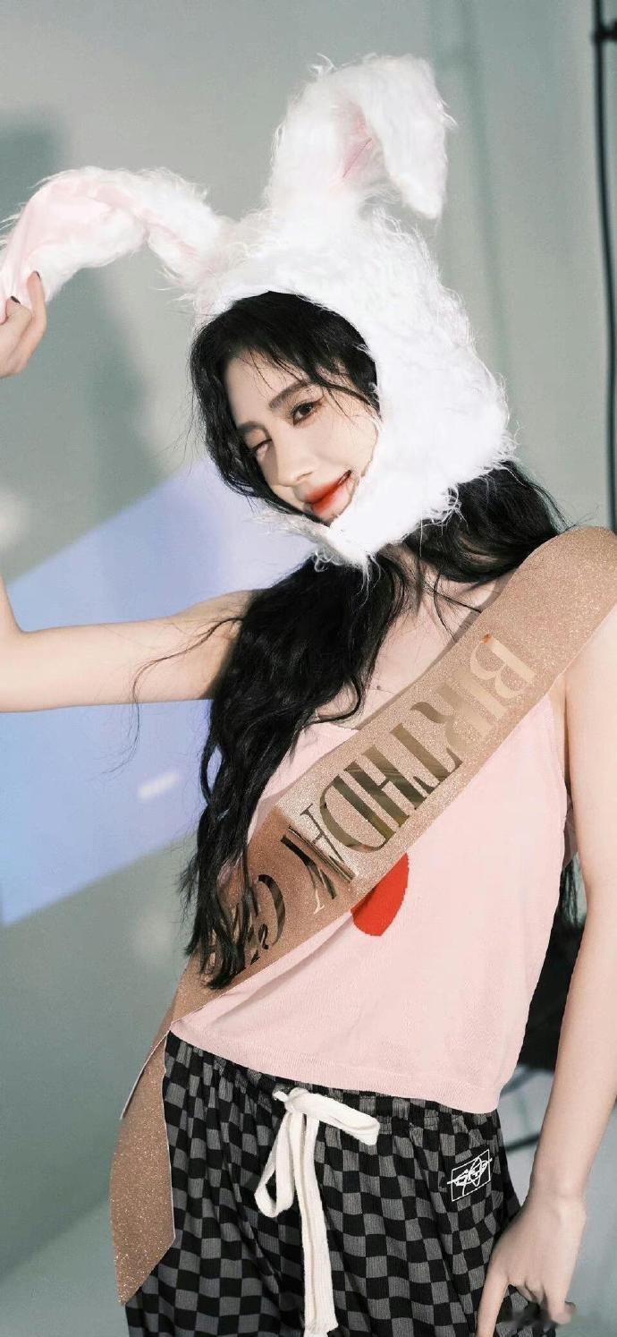 最后再来一泼鞠婧祎壁纸吧。 ​​​