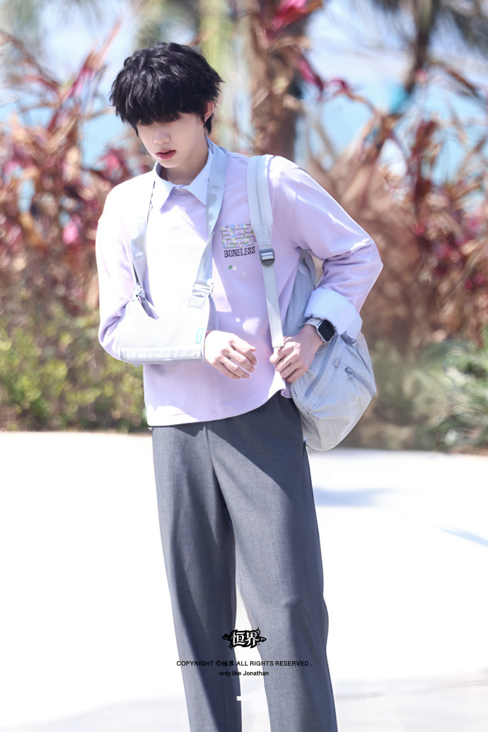 陈奕恒好优越的脸蛋和身材陈奕恒吊胳膊路透 陈奕恒好优越的脸蛋和身材，陈奕恒吊胳膊