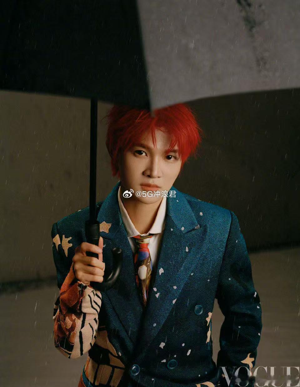 周深大鱼变大马 谁来管管这个周深啊，大过年的在台上这么皮，好好的大鱼硬是被他唱成