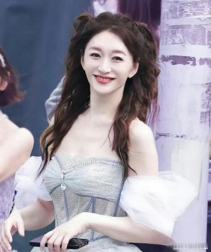 李小冉回复孙艺洲模仿心愿便利贴灵魂模仿舞台名场面，孙艺洲搞笑上线，李小冉暖心回复