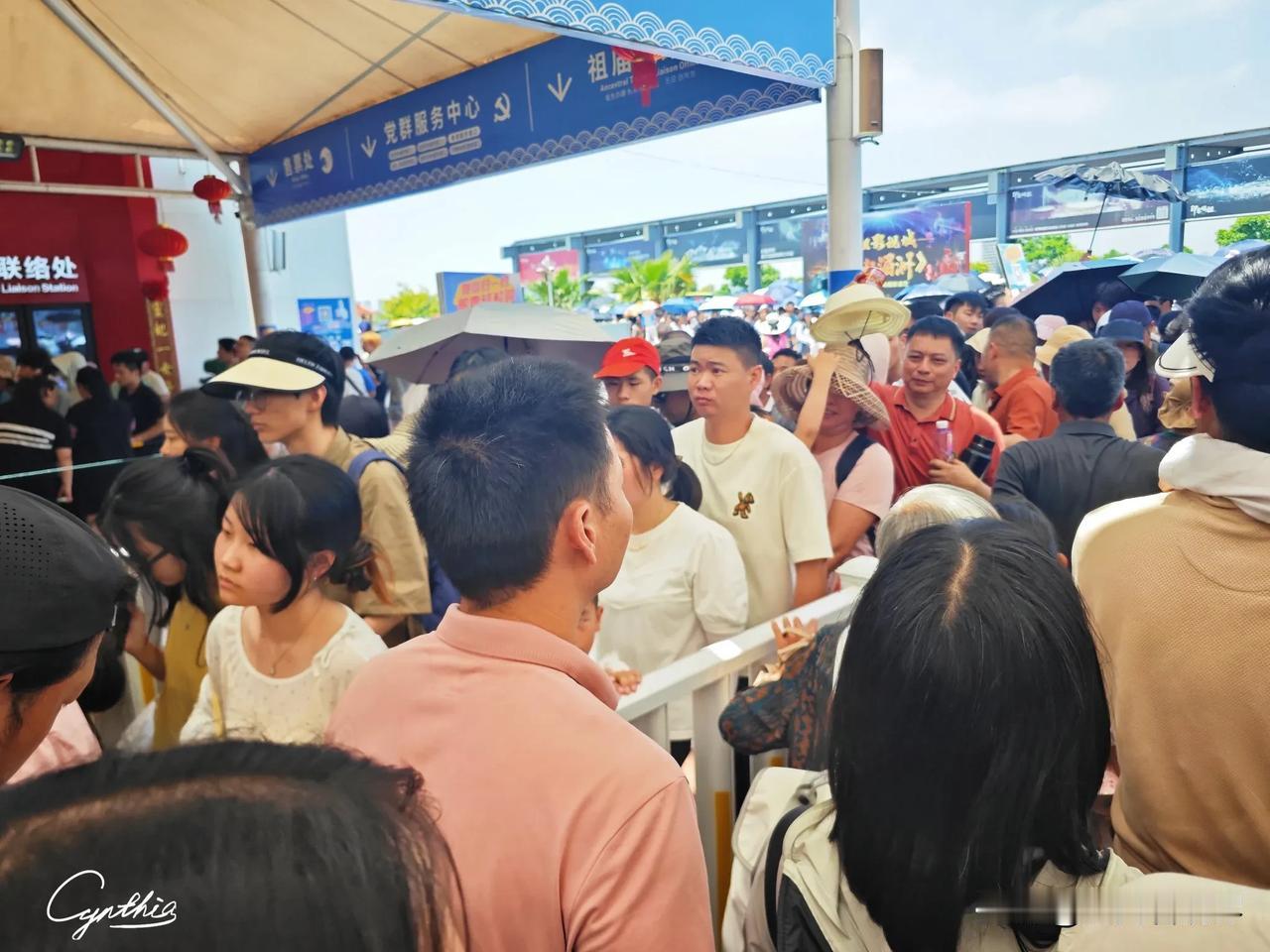 湄洲岛轮渡码头｜ 你！竟然还敢到这里来 ？！还敢这么列队站排、凑热闹找罪受 ？！