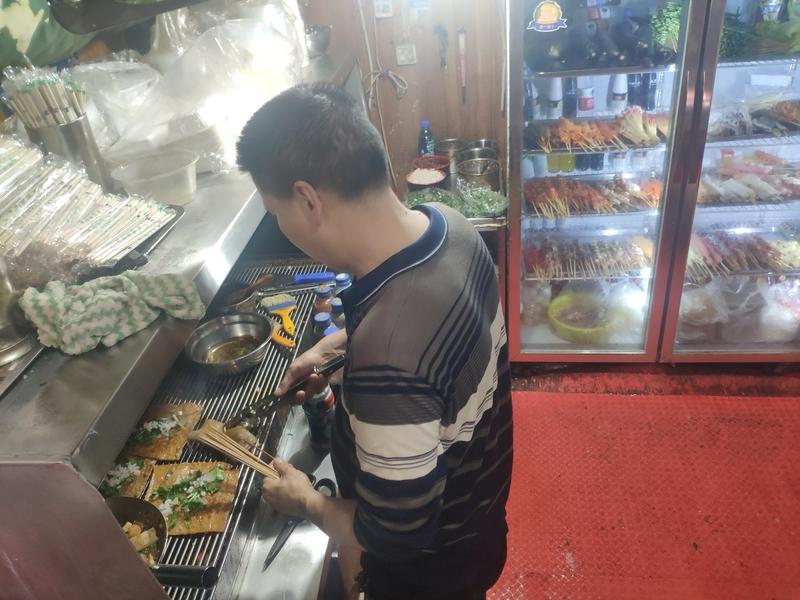 又新开一家烧烤店！
今天从人行道上走过，又发现，

又开了一家新的烧烤店，烧烤店