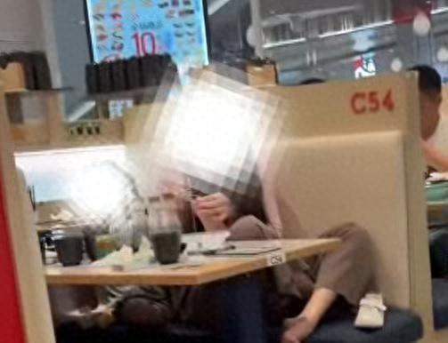 近日，江苏扬州一家滨寿司店内发生的一幕引发了广泛关注。7月12日晚，有顾客发现，