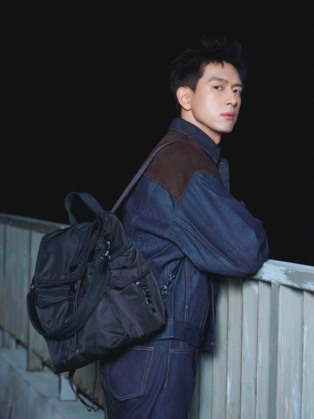 Prada代言人李现和演员关晓彤出发米兰，将亮相Prada 2026春夏女装发布