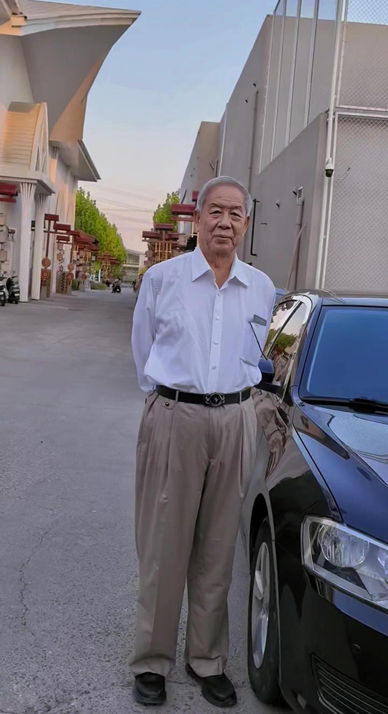 车旁绅士风范