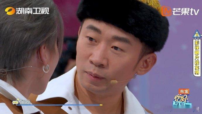 笑到停不下来！雨昕 COS 小雪，柔弱地躺在杨迪怀里，四目相对的瞬间，我猜她心里